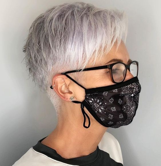 50 Coupes courtes pour femme de 50 ans avec lunettes 2