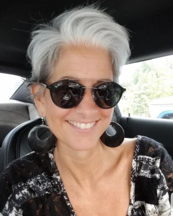 50 Coupes courtes pour femme de 50 ans avec lunettes 3