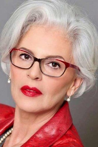 50 Coupes courtes pour femme de 50 ans avec lunettes 4