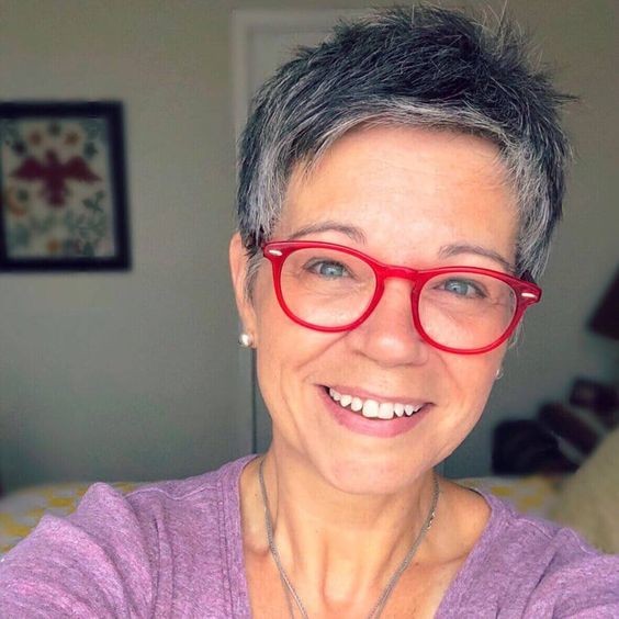 50 Coupes courtes pour femme de 50 ans avec lunettes 6