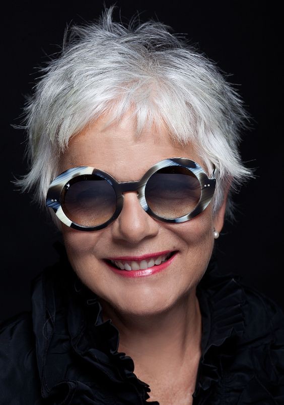 50 Coupes courtes pour femme de 50 ans avec lunettes 8