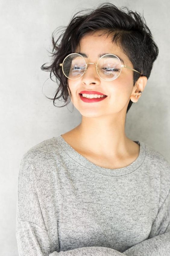 50 Coupes courtes pour femme de 50 ans avec lunettes 9