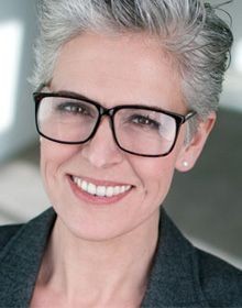 50 Coupes courtes pour femme de 50 ans avec lunettes 10
