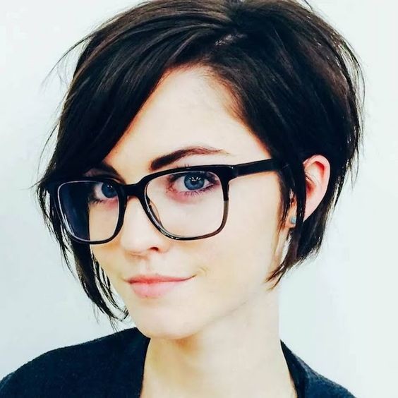 50 Coupes courtes pour femme de 50 ans avec lunettes 11
