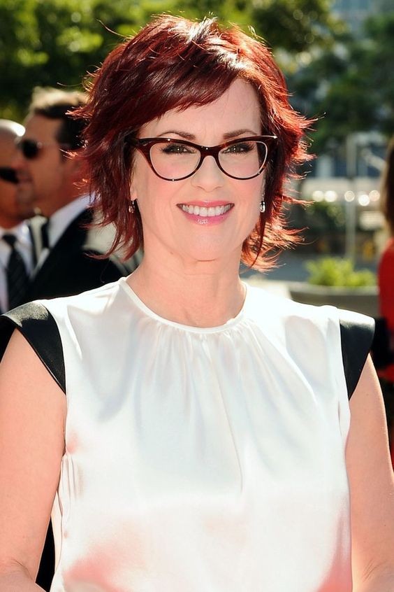 50 Coupes courtes pour femme de 50 ans avec lunettes 12