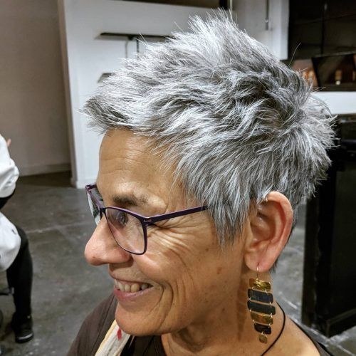 50 Coupes courtes pour femme de 50 ans avec lunettes 13