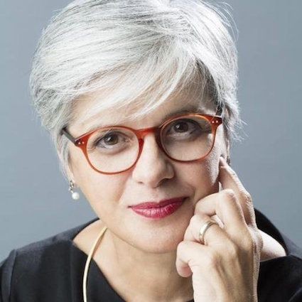 50 Coupes courtes pour femme de 50 ans avec lunettes 15