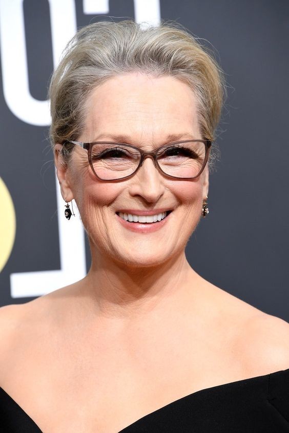 50 Coupes courtes pour femme de 50 ans avec lunettes 16