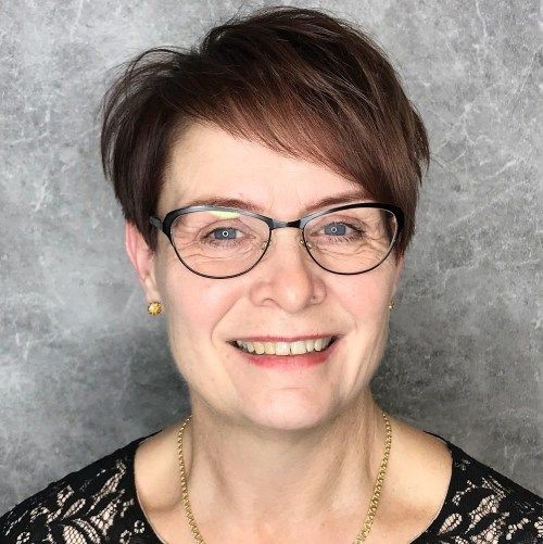 50 Coupes courtes pour femme de 50 ans avec lunettes 17