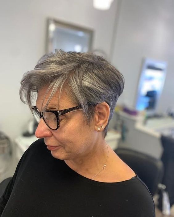 50 Coupes courtes pour femme de 50 ans avec lunettes 19