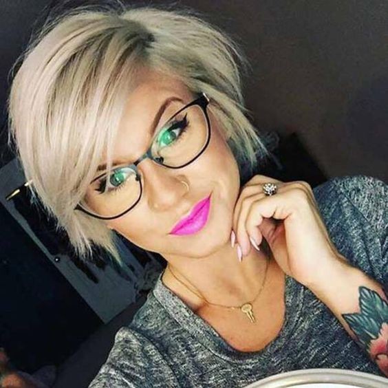 50 Coupes courtes pour femme de 50 ans avec lunettes 20