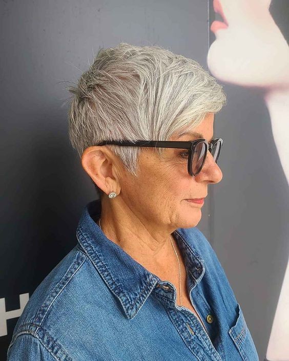 50 Coupes courtes pour femme de 50 ans avec lunettes 21