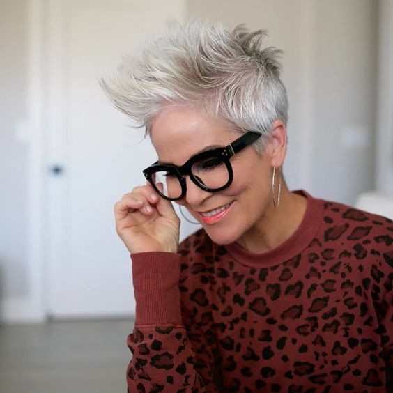 50 Coupes courtes pour femme de 50 ans avec lunettes 22