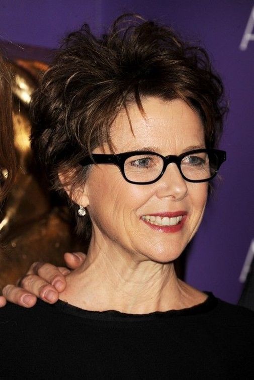 50 Coupes courtes pour femme de 50 ans avec lunettes 23