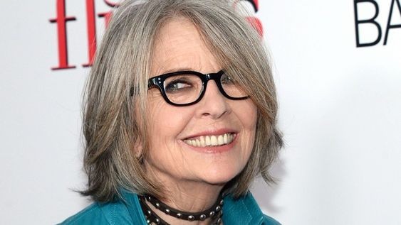 50 Coupes courtes pour femme de 50 ans avec lunettes 24