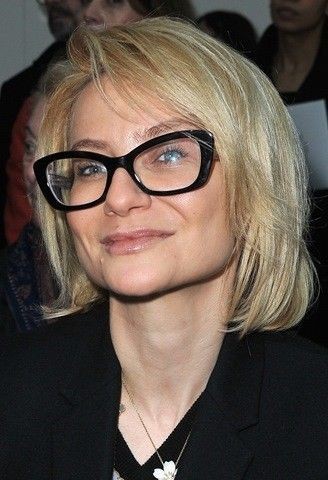 50 Coupes courtes pour femme de 50 ans avec lunettes 26