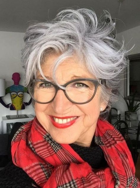 50 Coupes courtes pour femme de 50 ans avec lunettes 27
