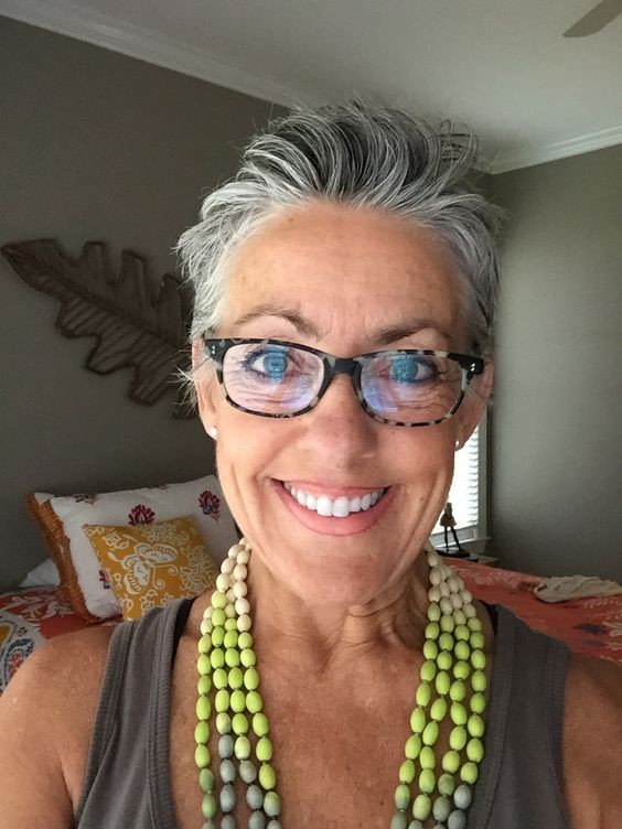 50 Coupes courtes pour femme de 50 ans avec lunettes 28