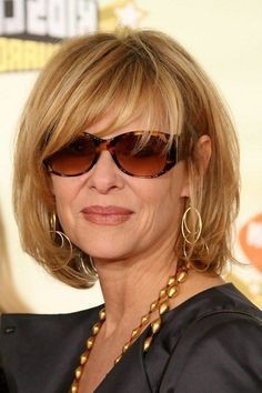50 Coupes courtes pour femme de 50 ans avec lunettes 29