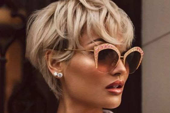 50 Coupes courtes pour femme de 50 ans avec lunettes 33