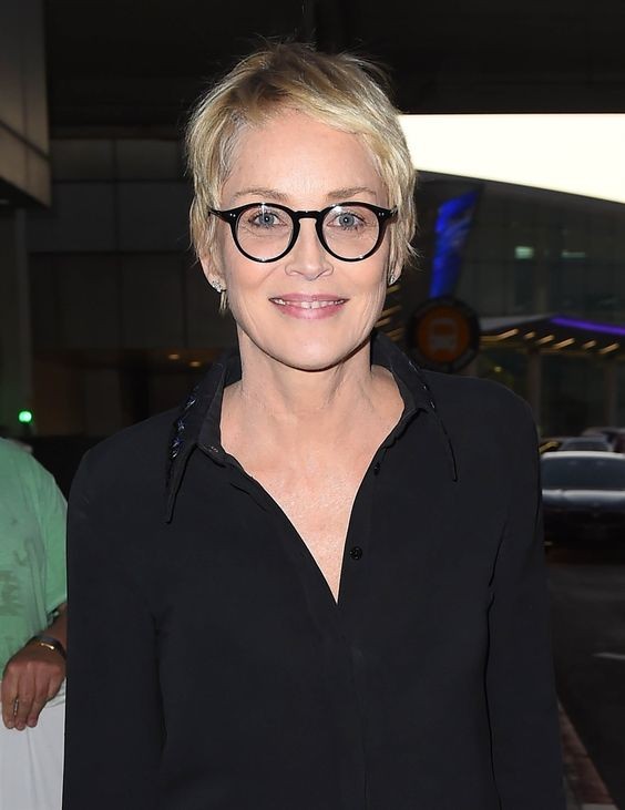 50 Coupes courtes pour femme de 50 ans avec lunettes 34