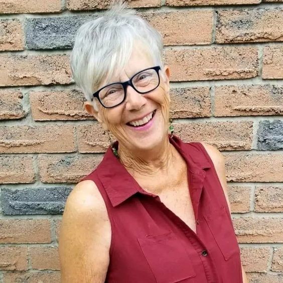 50 Coupes courtes pour femme de 50 ans avec lunettes 36