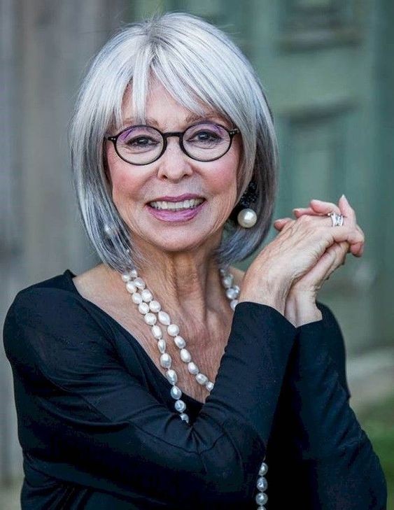 50 Coupes courtes pour femme de 50 ans avec lunettes 38