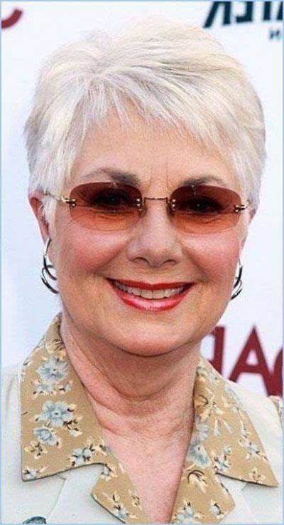 50 Coupes courtes pour femme de 50 ans avec lunettes 39