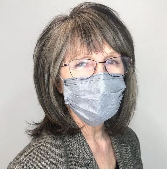 50 Coupes courtes pour femme de 50 ans avec lunettes 41