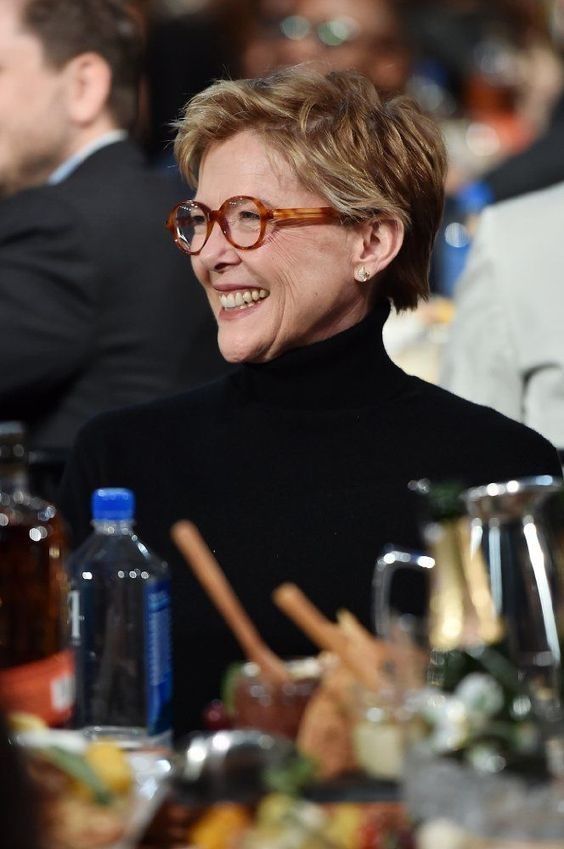 50 Coupes courtes pour femme de 50 ans avec lunettes 42