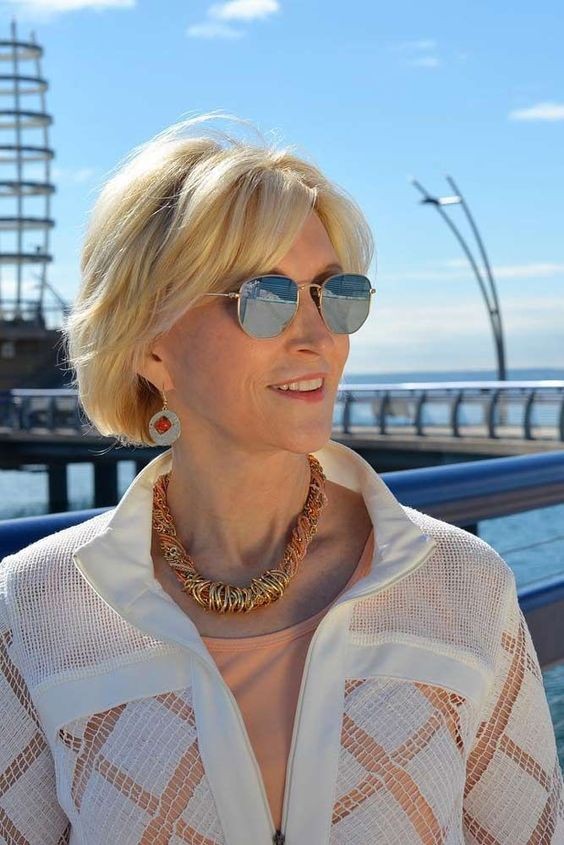 50 Coupes courtes pour femme de 50 ans avec lunettes 43