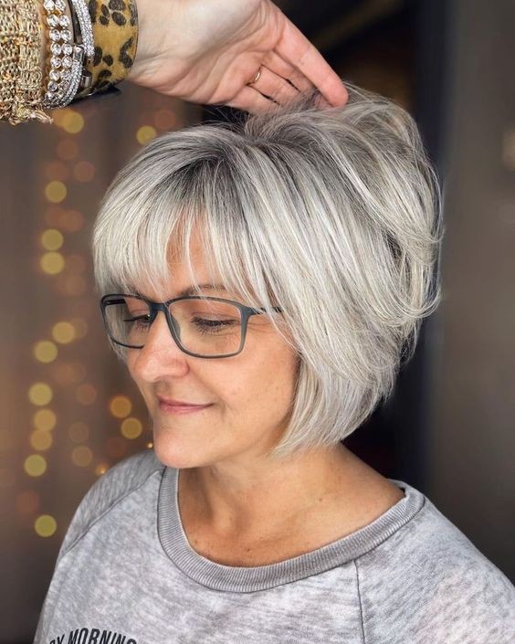 50 Coupes courtes pour femme de 50 ans avec lunettes 44