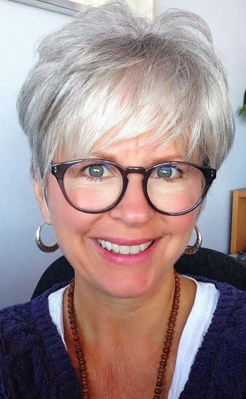 50 Coupes courtes pour femme de 50 ans avec lunettes 45