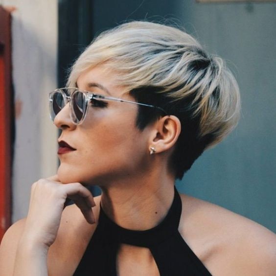 50 Coupes courtes pour femme de 50 ans avec lunettes 46