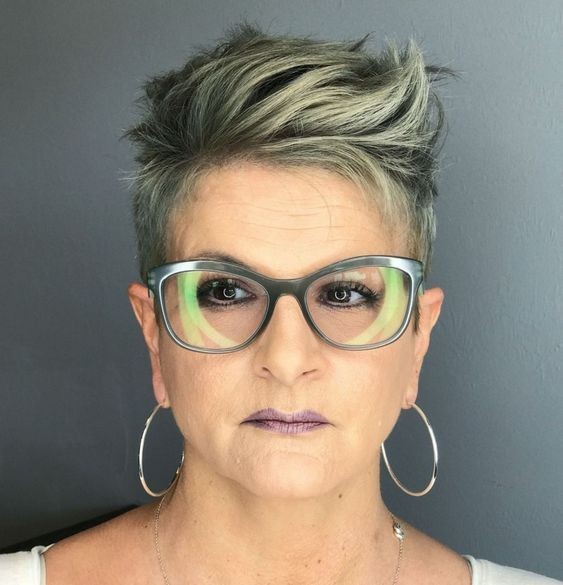 50 Coupes courtes pour femme de 50 ans avec lunettes 47