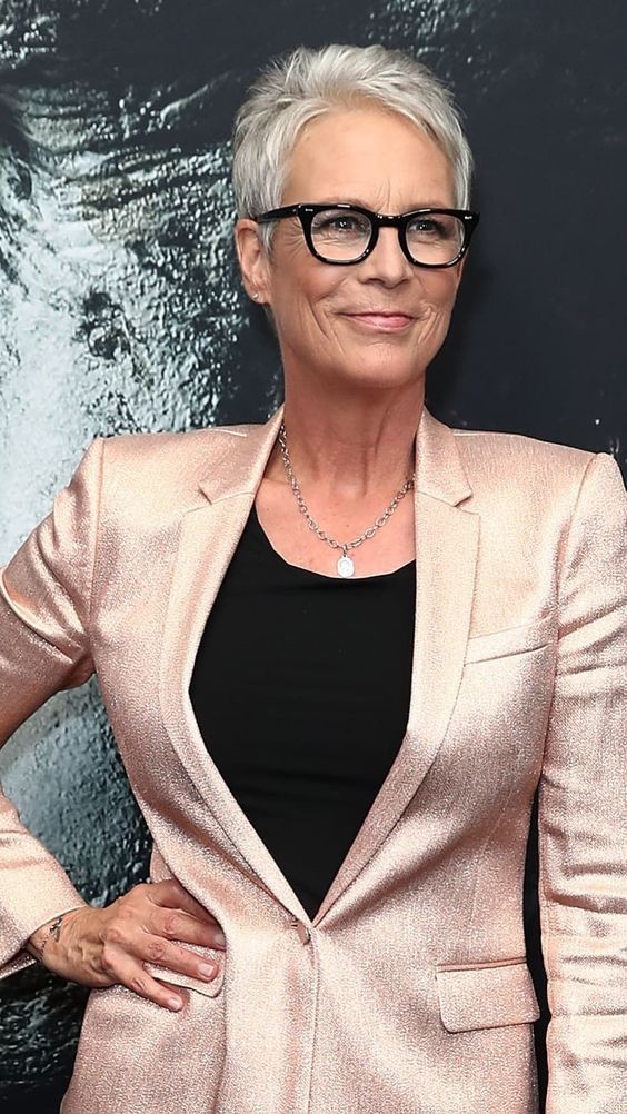 50 Coupes courtes pour femme de 50 ans avec lunettes 48