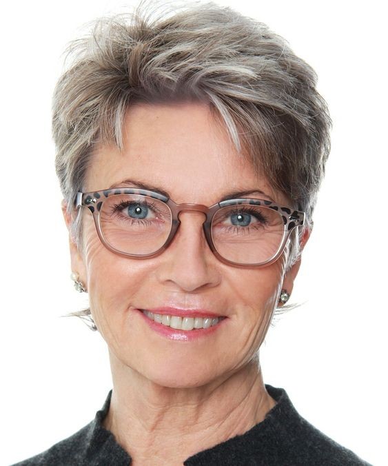 50 Coupes courtes pour femme de 50 ans avec lunettes 49