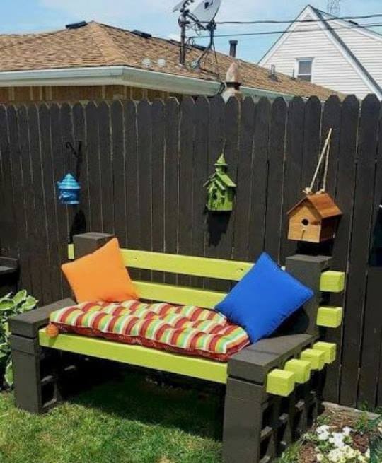 14 bancs de jardins avec des blocs de béton et des poutres de bois 13