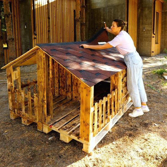 20 cabanes pour chien que vous pouvez faire avec des palettes 11 20 cabanes pour chien que vous pouvez faire avec des palettes 11