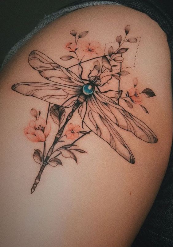 19 top idées de tatouages libellules pour vous inspirer 2 19 top idées de tatouages libellules pour vous inspirer 2