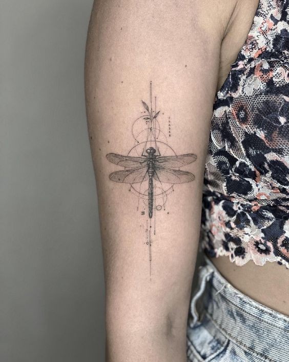 19 top idées de tatouages libellules pour vous inspirer 15 19 top idées de tatouages libellules pour vous inspirer 15