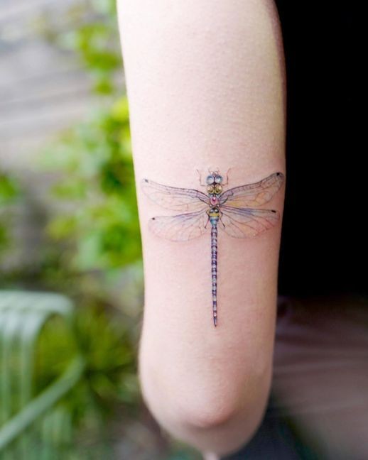 19 top idées de tatouages libellules pour vous inspirer 16 19 top idées de tatouages libellules pour vous inspirer 16