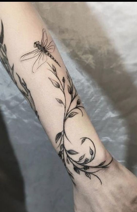 19 top idées de tatouages libellules pour vous inspirer 5 19 top idées de tatouages libellules pour vous inspirer 5