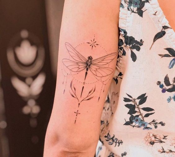 19 top idées de tatouages libellules pour vous inspirer 7 19 top idées de tatouages libellules pour vous inspirer 7