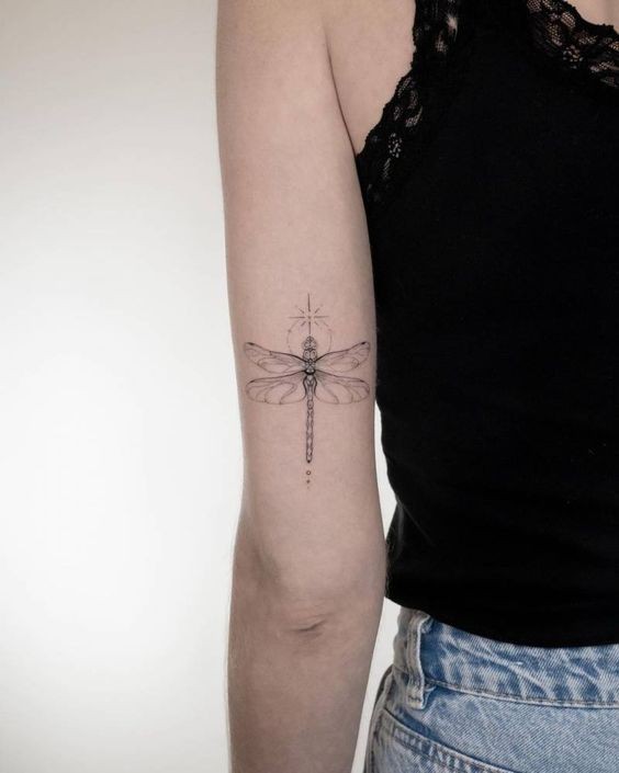 19 top idées de tatouages libellules pour vous inspirer 10 19 top idées de tatouages libellules pour vous inspirer 10