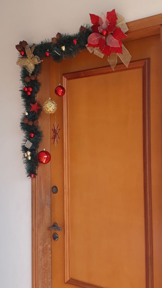24 Décorations de portes de Noël magnifiques et simples à faire 3 24 Décorations de portes de Noël magnifiques et simples à faire 3