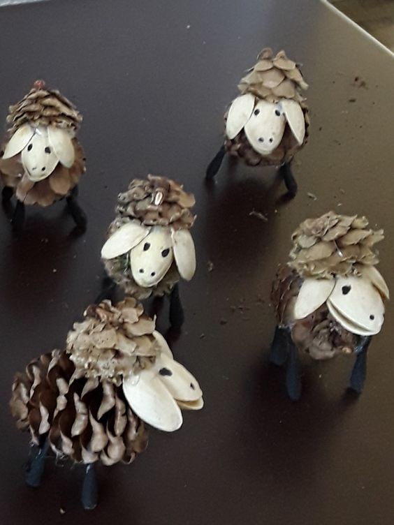 17 Décorations de Noël avec des pommes de pins 12 17 Décorations de Noël avec des pommes de pins 12