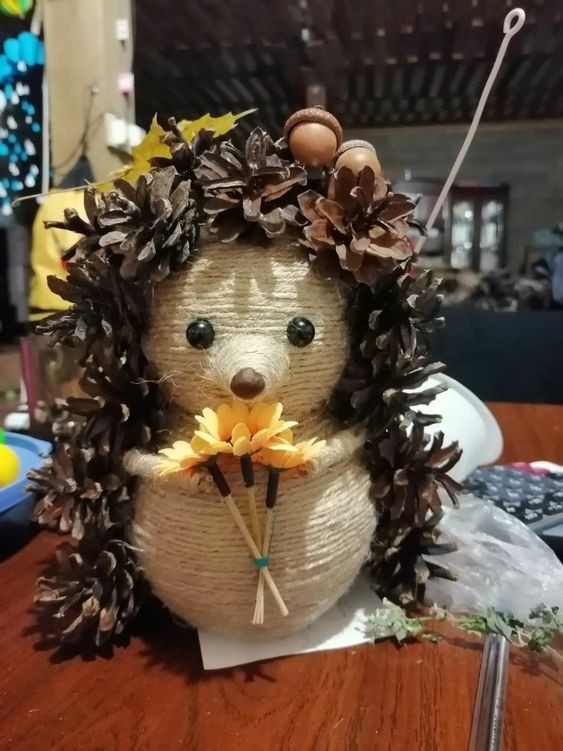 17 Décorations de Noël avec des pommes de pins 16 17 Décorations de Noël avec des pommes de pins 16
