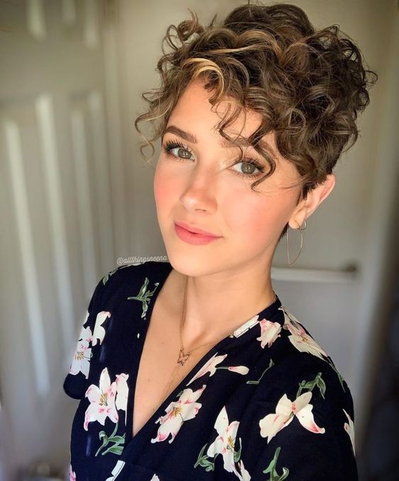 Les 60 plus belles coupes de cheveux femme en 2022 32 Les 60 plus belles coupes de cheveux femme en 2022 32
