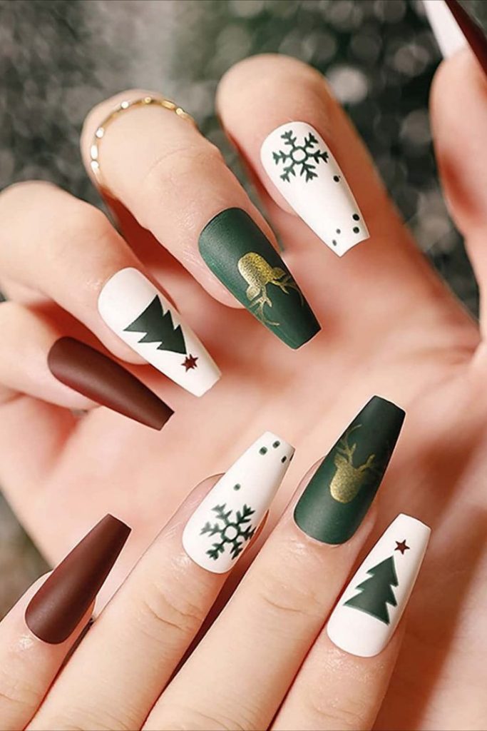 55 Nails art de Noël pour déballer vos cadeaux en beauté 26